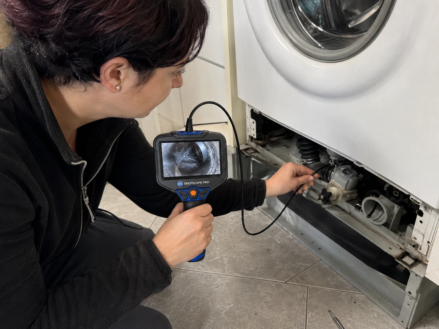 Technika sprawdza urządzenie gospodarstwa domowego za pomocą DeepScope Pro